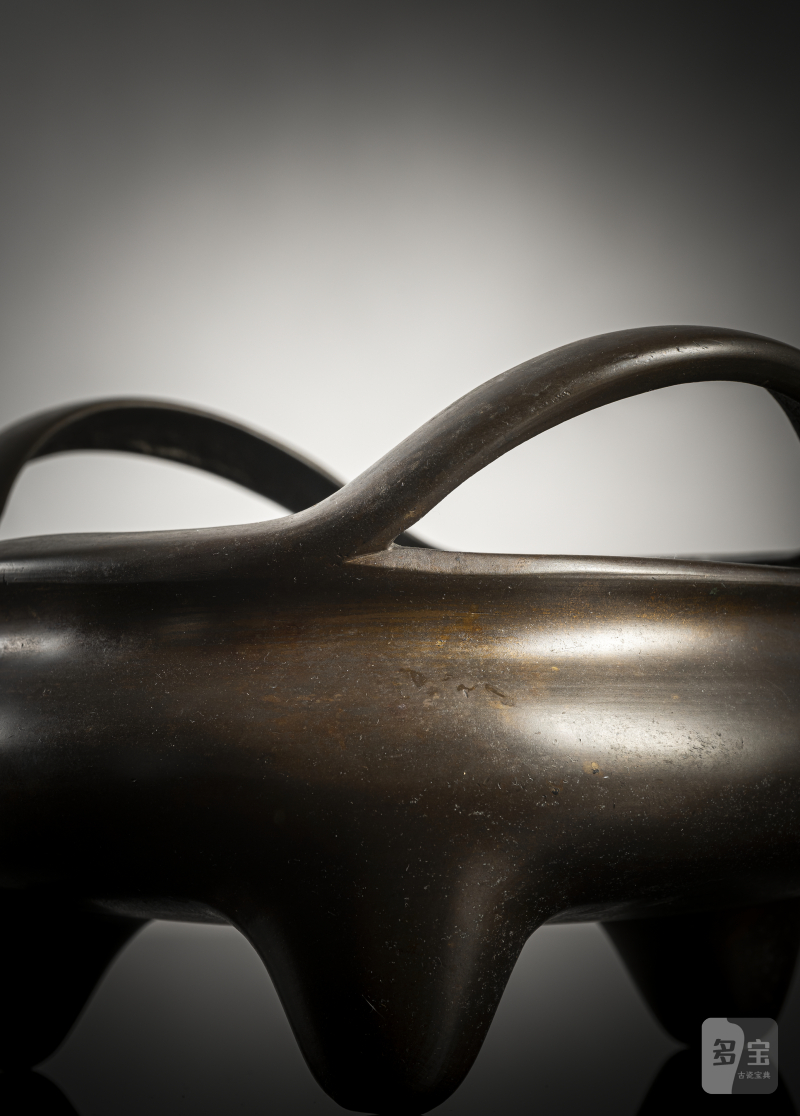 A tripod bronze incense burner with handles on the rim - 图3